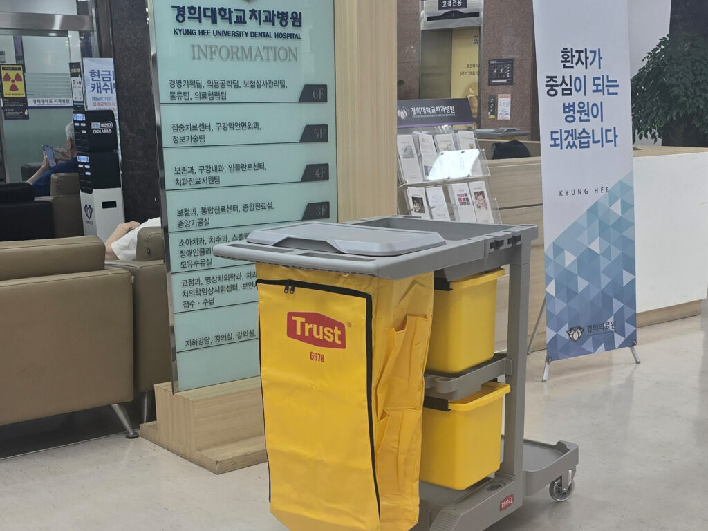 그랜드메이드 청소카트로 병원 복도 폐기물을 수거하는 모습